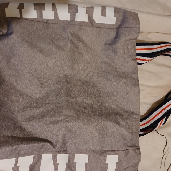 A pink Victoria's Secret handbag - Picture 5 of 5